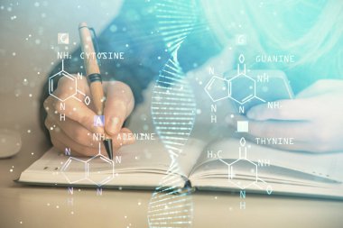 Bilgisayarda yazı yazan ve DNA hologramı çizen bir kadının ellerine iki kez maruz kalmış. Tıp eğitimi kavramı.