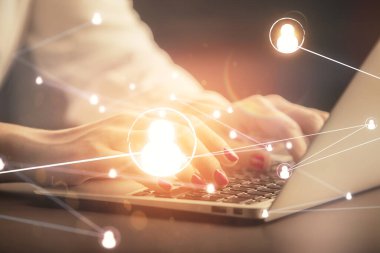 Kadın elinin bilgisayar ve sosyal ağ temalı hologram çizimlerinde çifte pozlama. Halk medyası kavramı.