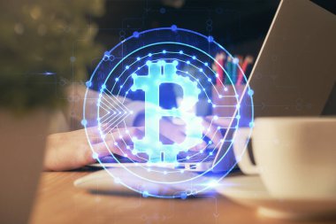 Bilgisayarda ve kripto piyasa temalı hologram çizimlerinde kadın elinin çifte pozu. Engelleme zinciri kavramı.