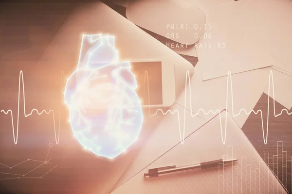 Doppelte Belichtung des Herzens Zeichnung über Tisch mit Telefon. Ansicht von oben. Medizinisches Ausbildungskonzept. — Stockfoto