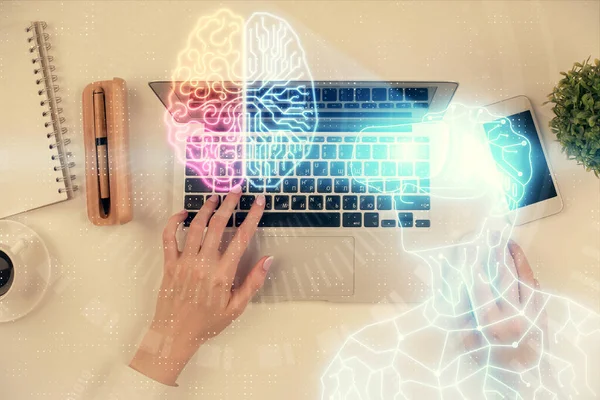 Двойная экспозиция женских рук, работающих за компьютером, и мужчин в очках, рисующих в граммах. Вид сверху. Концепция виртуальной реальности . — стоковое фото