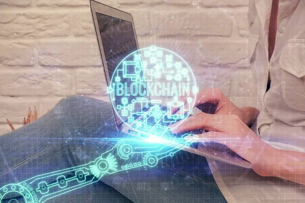 Doppelbelichtung weiblicher Hände beim Tippen auf Computern und Krypto-Markt Thema Hologrammzeichnung. Blockchain-Konzept. — Stockfoto