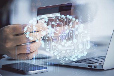 Kredi kartı ve beyin hologramı çizimi tutan bir kadının online alışverişine iki kez maruz kalışı. Veri E-ticaret kavramı.