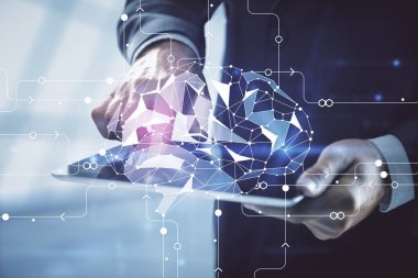 Erkeklerin el ele tutuşup dijital bir cihaz ve beyin hologramı çizimleri kullanırken çift pozlama. Veri kavramı.