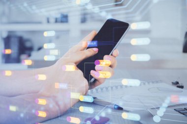 Erkeklerin el ele tutuşup dijital bir cihaz ve veri temalı hologram çizimi kullanırken çift pozlama. Teknoloji konsepti.