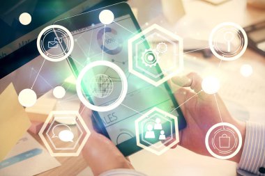 Bir erkeğin elini tutarken ve telefon ve sosyal ağ teması kullanırken çift pozlama.