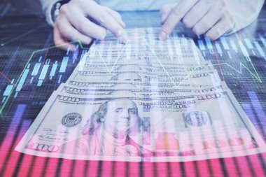 Forx grafiği, hologram, Amerikan dolarları ve insan eli çizimleri. Teknik Analiz kavramı.