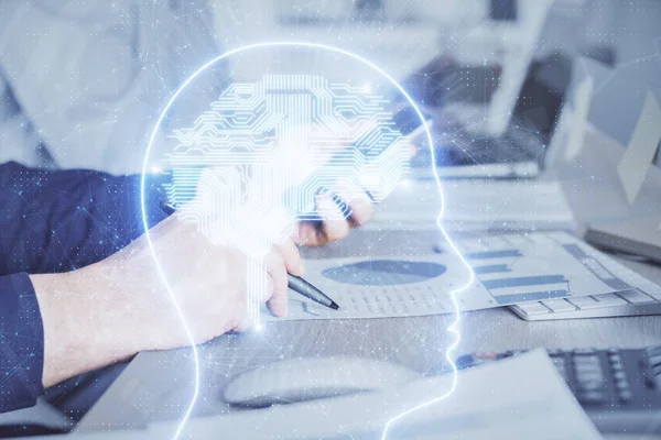 Dubbele blootstelling van mannen hand vasthouden en met behulp van een digitaal apparaat en hersenen hologram tekening. Gegevensconcept. — Stockfoto