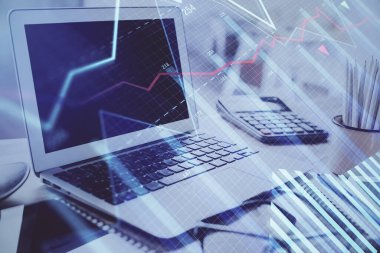 Masası ve kişisel bilgisayarı olan borsa grafiği. Çoklu maruz kalma. Mali analiz kavramı.