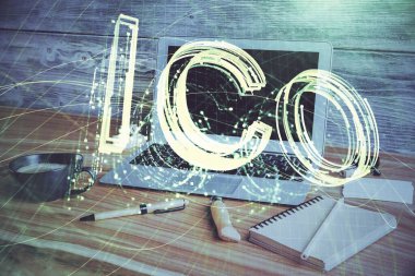 Engelleme zincirine ve kripto ekonomi temalı holograma ve bilgisayar arkaplanlı masaya çoklu maruz kalma. Bitcoin kripto para kavramı.