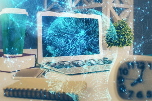 Bilgisayar ve insan beyninin hologram çizdiği çalışma alanının iki katına çıkarılması. Beyin fırtınası konsepti. — Stok fotoğraf