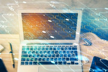 Masaüstü bilgisayarı ve teknoloji temalı holograma çift pozlama. Yazılım geliştirme kavramı.