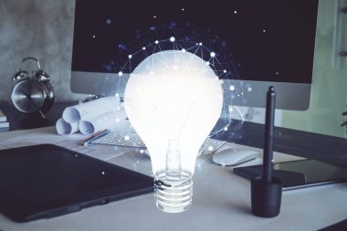 Bilgisayar ofisinde ampul simgesi hologramıyla birlikte. Çoklu maruz kalma. Fikir kavramı.