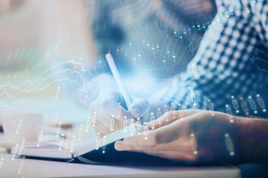 İki adamın hisse senedi piyasası grafiğiyle yatırım planladığı çok sayıda olay.