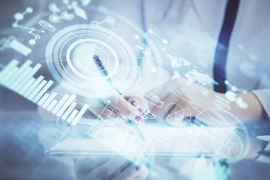 Eller üzerinde uluslararası iş hologram notları arka plan alarak. Başarı kavramı. Çoklu pozlama