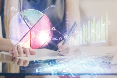 Bir kadın eller Not defteri hisse senedi piyasası hakkında bilgi yazma. Ön Forex grafik hologramlar. Araştırma konsepti.