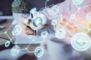 Kadınların el yazısı üzerine sosyal ağ temalı hologram. Uluslararası insanlar birbirine bağlanır. Çift pozlama