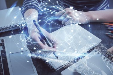 Kadınların el yazısı üzerine sosyal ağ temalı hologram. Uluslararası insanlar birbirine bağlanır. Çift pozlama