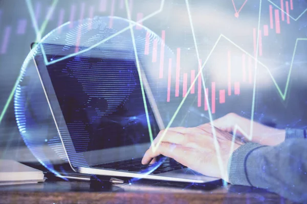 Doppelbelichtung des Börsendiagramms mit einem Mann, der am Laptop im Hintergrund arbeitet. Konzept der Finanzanalyse. — Stockfoto