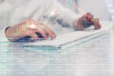 Adam arka planda ofiste bilgisayarda yazarak grafik çift pozlama. Zor iş kavramı. Closeup.