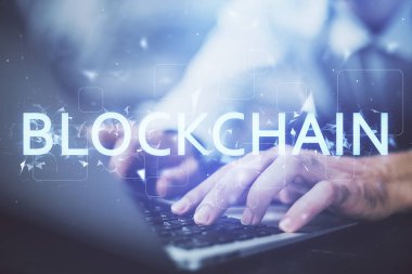 Kripto para tema hologramı arka planda bilgisayar üzerinde çalışan işadamı ile. Blockchain kavramı. Çift pozlama.