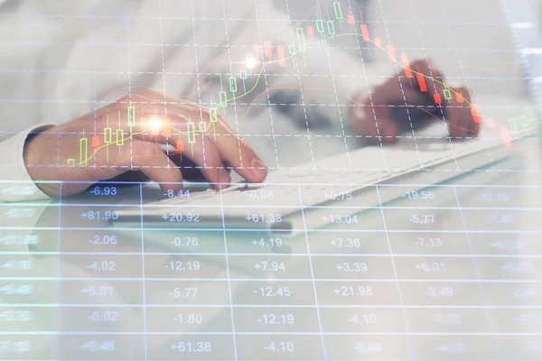 Doppelbelichtung des Diagramms mit einem Mann, der auf dem Computer im Büro im Hintergrund tippt. Konzept der harten Arbeit. Nahaufnahme. — Stockfoto