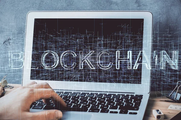 Crypto munt thema hologram met zakenman werkt op de computer op de achtergrond. Concept van blockchain. Dubbele belichting. — Stockfoto