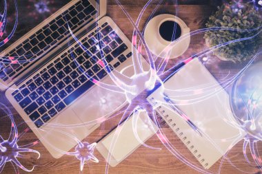 Masaüstü arkaplanındaki bilgisayarın üzerinde nöron hologramı çizimleri. Üst Manzara. Çoklu maruz kalma. Eğitim kavramı.