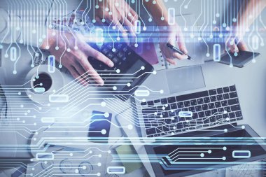 Kadın ve erkeğin birlikte çalışması ve veri temalı hologram çizimi. Bilgisayar arkaplanı. Üst Görünüm.