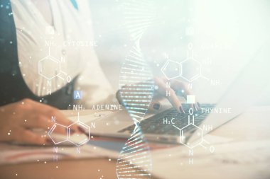 Bilgisayarda yazı yazan ve DNA hologramı çizen bir kadının ellerine iki kez maruz kalmış. Tıp eğitimi kavramı.