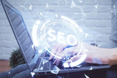Bilgisayar ve seo hologram çizimleri üzerinde çalışan kadın elleri çift pozlama. internet arama kavramı.
