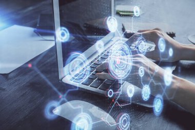 Bilgisayar ve veri temalı hologram çizimlerinde çalışan kadın elleri çift pozlama. Teknoloji kavramı.