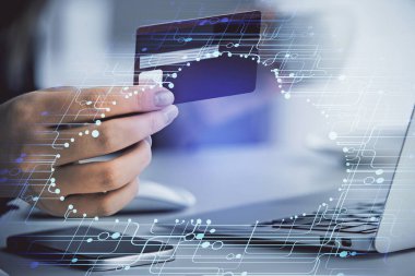 Kredi kartı ve veri temalı hologram çizimi tutan bir kadının online alışverişine iki kez maruz kalışı. E-ticaret kavramı.
