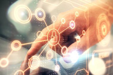 Bir erkeğin elini tutarken ve telefon ve sosyal ağ teması kullanırken çift pozlama.