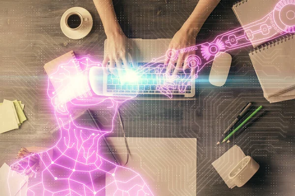 Doble exposición de las manos de la mujer que trabajan en el ordenador y el hombre en gafas ar holograma dibujo. Vista superior. Concepto de realidad virtual . —  Fotos de Stock