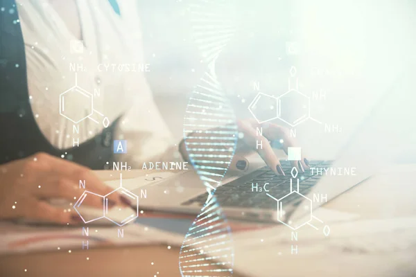 컴퓨터로 타이핑하는 여성 손의 두 배 노출 과 DNA 홀로그램 그림. 의학 교육 개념. — 스톡 사진