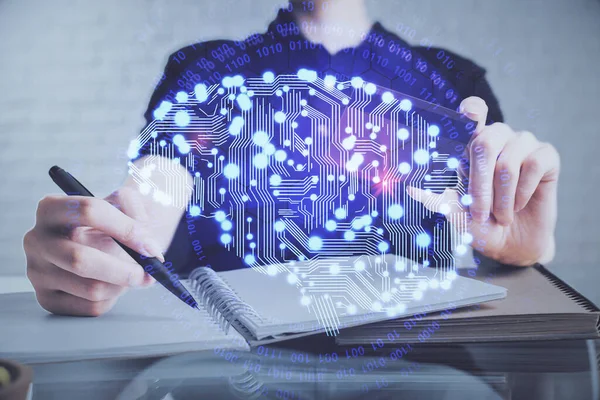 Doppia esposizione delle mani dell'uomo digitando sul computer con carta di credito e disegno a tema cervello. E-commerce e AI concept. — Foto Stock