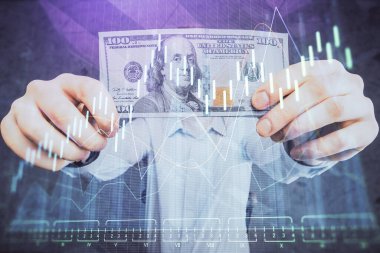 Finansal grafiğe çoklu pozlama hologram, Amerikan dolarları ve insan eli. Analiz kavramı.