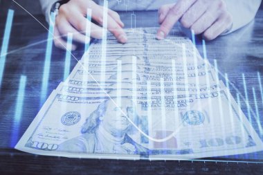 Forx grafiği, hologram, Amerikan dolarları ve insan eli çizimleri. Teknik Analiz kavramı.