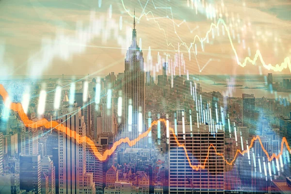 Gráfico Forex na vista da cidade com arranha-céus de fundo exposição dupla. Conceito de análise financeira . — Fotografia de Stock