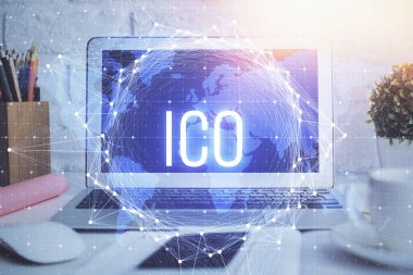 Engelleme zincirine ve kripto ekonomi temalı holograma ve bilgisayar arkaplanlı masaya çoklu maruz kalma. Bitcoin kripto para kavramı.