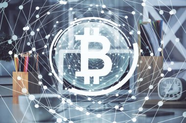 Engelleme zincirine ve kripto ekonomi temalı holograma ve bilgisayar arkaplanlı masaya çoklu maruz kalma. Bitcoin kripto para kavramı.