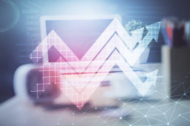 Bilgisayar masaüstünde, okların hologramını gösteriyor. Çifte maruziyet. Başarı kavramı.