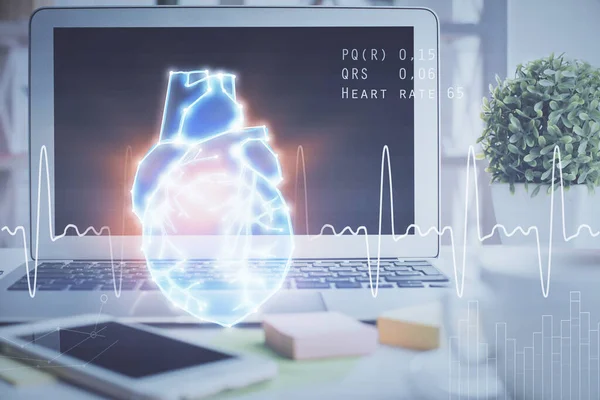 デスクトップコンピュータの背景と心臓の図面。露出を2倍。医学研究と医療の概念. — ストック写真