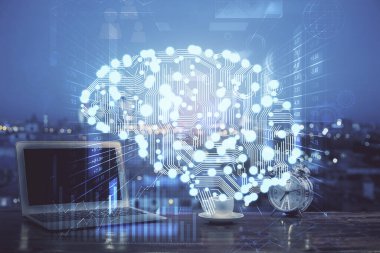 Bilgisayar ve beyin çizimi hologramıyla çalışma masasına çift pozlama. Beyin fırtınası konsepti.