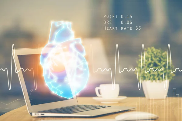 Ordenador de escritorio de fondo y dibujo del corazón. Doble exposición. Estudio médico y concepto de salud. — Foto de Stock