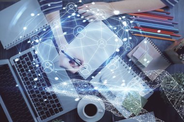 Kadınların el yazısı üzerine sosyal ağ temalı hologram. Uluslararası insanlar birbirine bağlanır. Çift pozlama