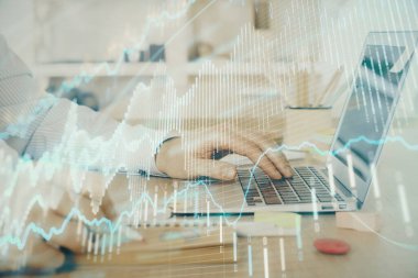 Arka planda dizüstü bilgisayar üzerinde çalışan adam ile borsa grafiği çoklu pozlama. Finansal analiz kavramı.