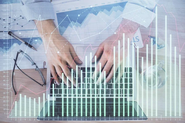 Dubbel exponering av marknaden diagram med mannen som arbetar på datorn på bakgrunden. Begreppet finansiell analys. — Stockfoto