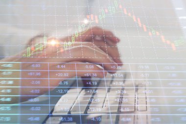 Arka planda ofiste bilgisayarda bilgisayarda yazan adam ile grafik çoklu pozlama. Sıkı çalışma kavramı. Closeup.